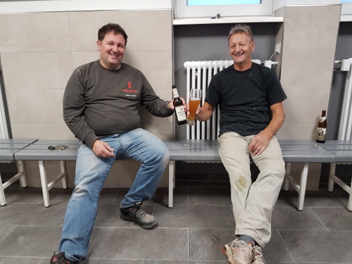 Volker Straub und Bernhard Müller stoßen auf die Fertigstellung der Heimkabine an. Volker Straub und Bernhard Müller stoßen auf die Fertigstellung der Heimkabine an.